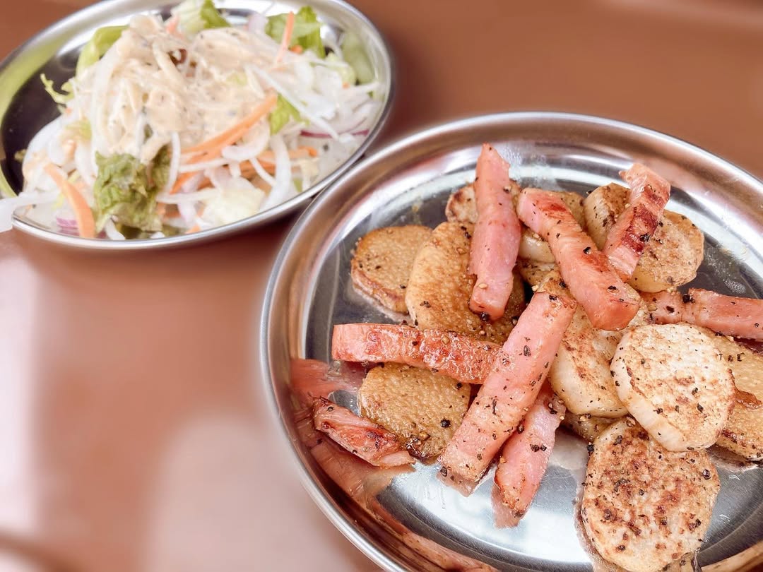 Yvreji8045's tweet image. つまみ3種！ ・山芋とベーコンの黒胡椒炒め ・大根サラダ ・揚げたこ焼き ・砂肝のガリバター炒め(ガーリックバター) 昼間からお酒飲んじゃいました🤤