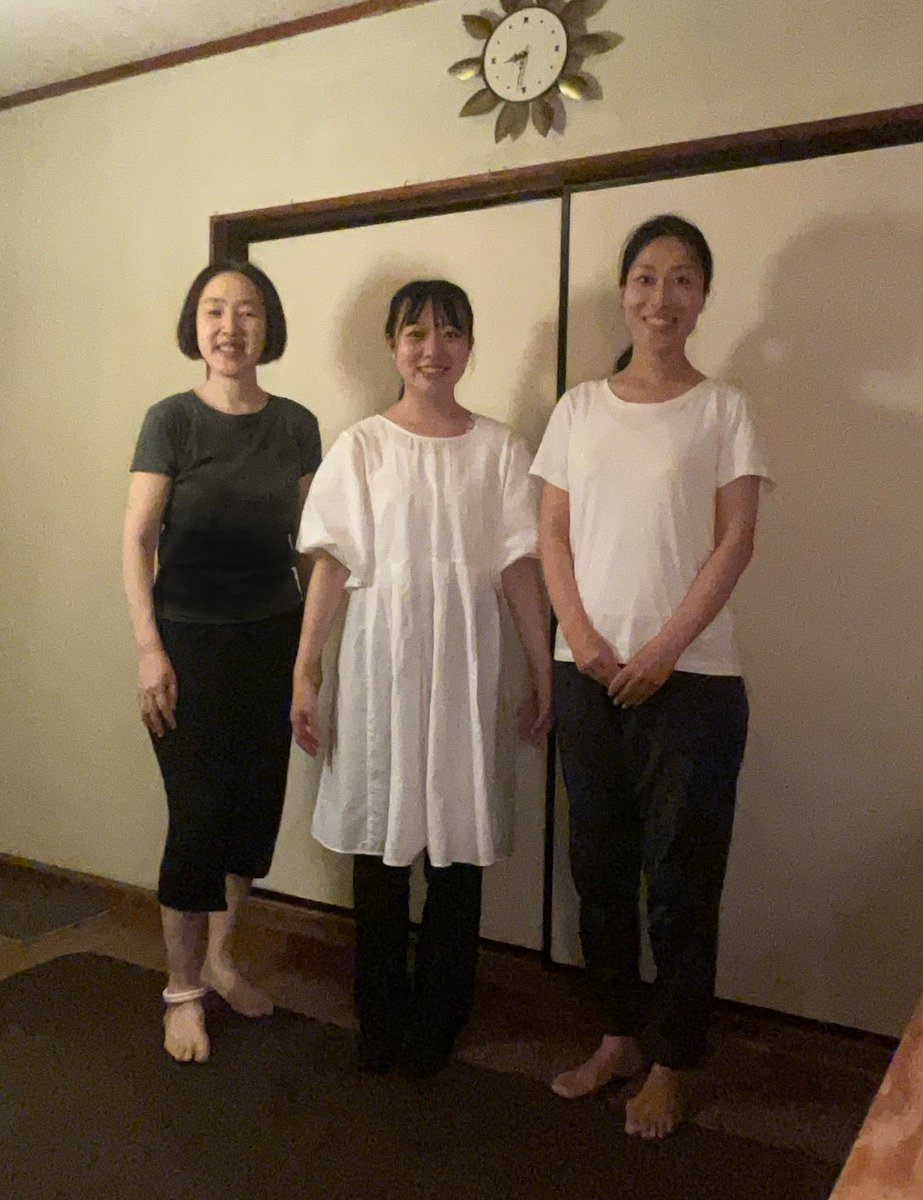 aoni_yoshi's tweet photo. 8/23と8/25、演劇遊びワークショップ『花音』を明神宅で開催した。戯曲『花音』は男女の二人芝居で13のシーンで構成されており、その中の『ひとつ＝すべて』を使用。身体ゆるめて、素読みして、いざ立ち稽古。テンポよく言霊を重ね合う心地よさったら。来月は9/14日10〜12時、20土13〜15時開催です。 https://t.co/c6cMT6yXfC