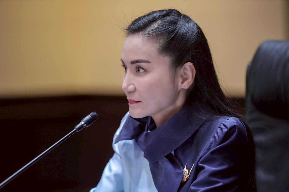 “รมว.นฤมล”สั่ง สพฐ.ลบเนื้อหา“อดีตพระอลงกต”ออกจากแบบเรียน ป.5 ย้ำ แบบเรียนต้องปลูกฝังคุณธรรมที่ถูกต้อง ไม่ให้เยาวชนสับสนกับต้นแบบที่ผิดพลาด

เมื่อวันที่ 27 ส.ค.เวลา 12.40 น.ศ.ดร.นฤมล ภิญโญสินวัฒน์ รัฐมนตรีว่าการกระทรวงศึกษาธิการ