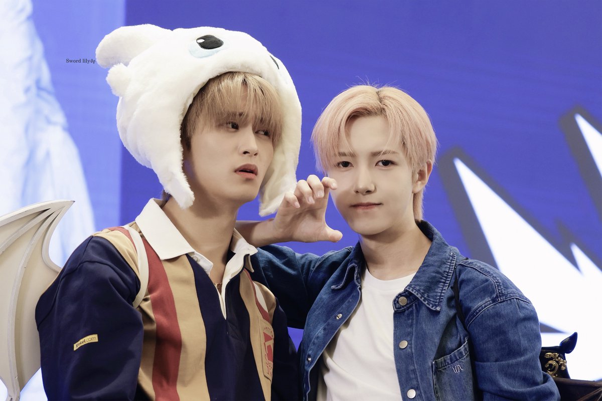 250827 ʚ🤍🖤ɞ
#런쥔 #仁俊 #RENJUN #마크 #MARK
