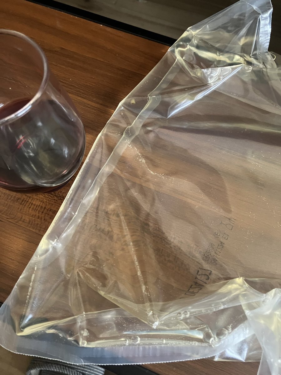 グラスに入ってるのが赤。
輸液パックみたいなのが白。
無くなると思ってから長いのは世の常。