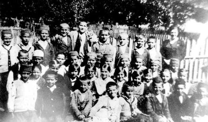 Сва дјеца са ове фотографије су убијена од усташа. Ту су и браћа моје баке Милке, Душан и Ђуро. У једном дану изгубила је оца и четири брата на  стратишту Гаравице код Бихаћа.

Прабаба је заклана на мосту у Кулен Вакуфу и бачена у Уну.

Када већ пребирамо по породичним стаблима