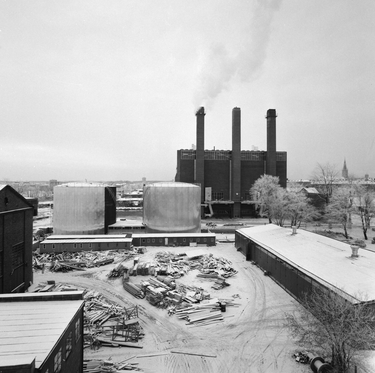 Året är 1964 och <a href="/tekniskaverken/">Tekniska verken</a> nya kraftvärmeverk i Linköpings provkörs. Två kolpannor och en rejäl oljepanna i mitten. Numera konverterade till returträ och bioolja.