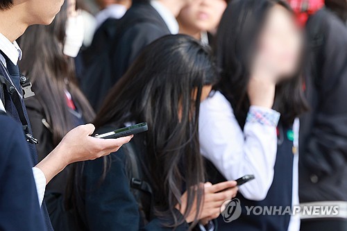내년 3월부터 초중고 학생 수업중 스마트폰 사용 원칙적 금지
yna.co.kr/view/AKR202508…