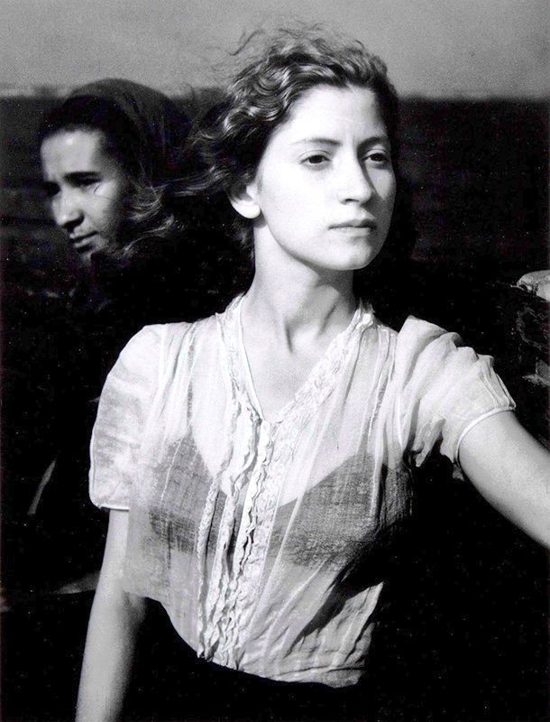 Senza una donna serrarmi al cuore!
Mai l'ebbi e mai l'avrò.
Solo, stremato di desideri immensi di passione e pensieri incessante, senza meta.

Cesare Pavese

#AvràITuoiOcchi su #VentagliDiParole <a href="/VentagliP/">VentagliDiParole </a>
#Buongiorno

©Edouard Boubat