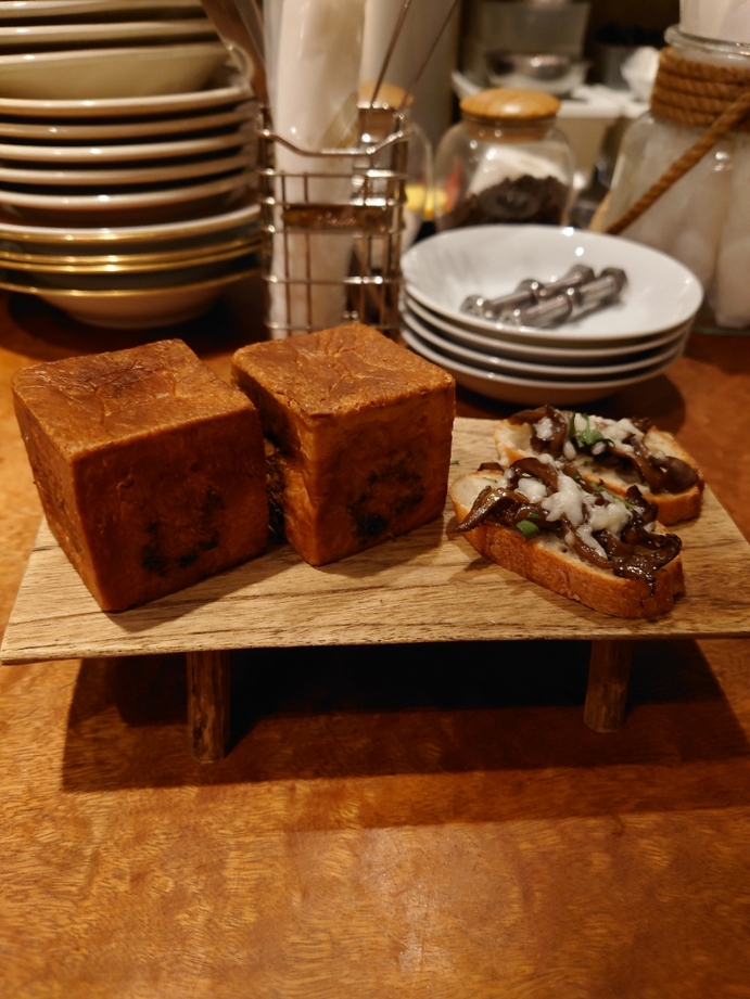 センス抜群なデートスポット #恵比寿

【ドランカー 恵比寿店】

👍恵比寿で愛される隠れ家ビストロバー
👍手作りヨーロッパ料理＆前菜盛り合わせのコスパ最高の満足感
👍深夜3時まで営業で、深夜デートや2次会にも便利

◆予算
🌞：ー
🌚：¥5,000〜5,999

◆休み
年始のみ

tabelog.com/tokyo/A1303/A1…