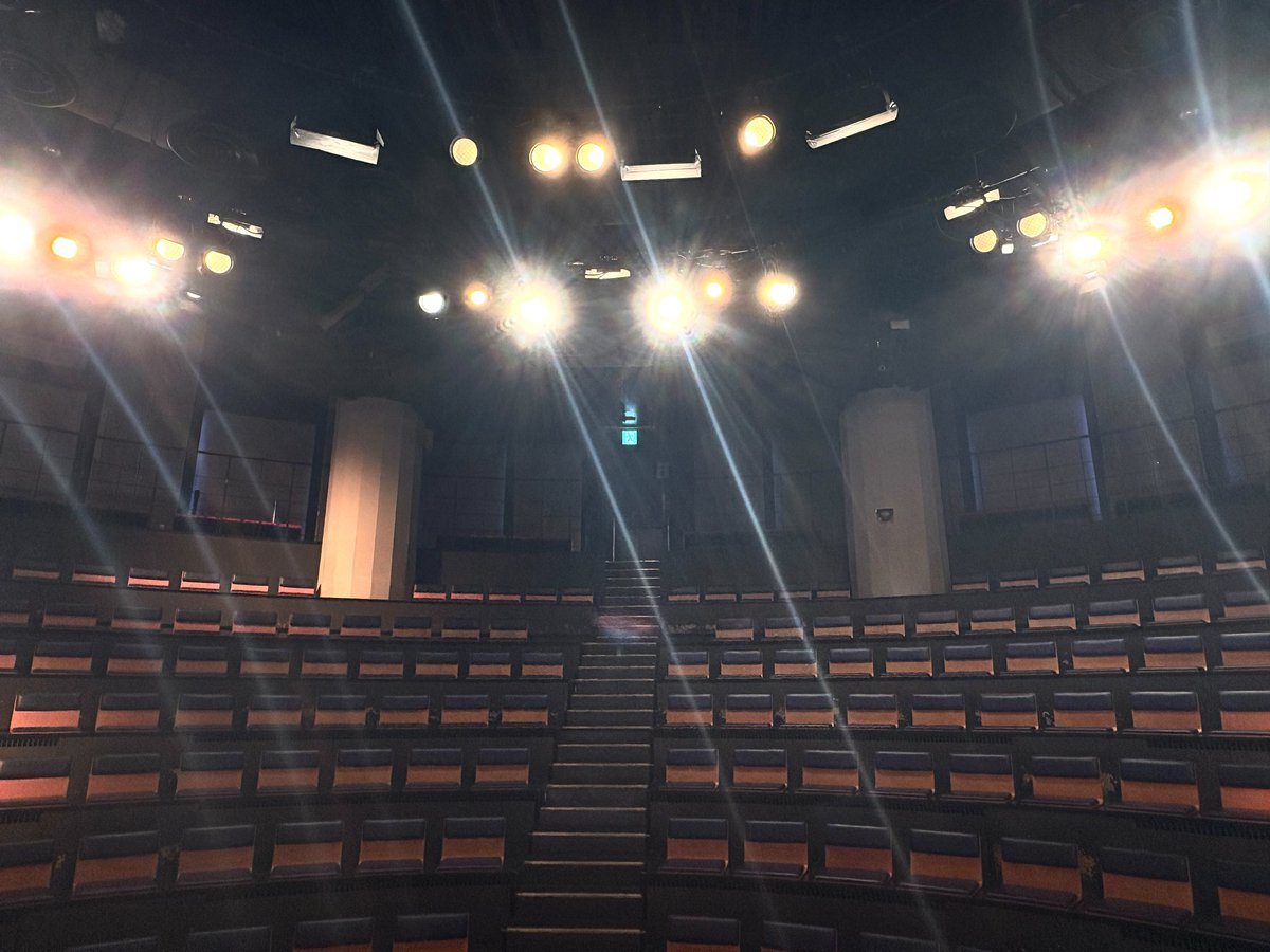 【お知らせ⋆͛📢】

本日から立見席に座席💺を設置しました！
ご鑑賞の際は譲り合ってご使用ください🙇‍♀️