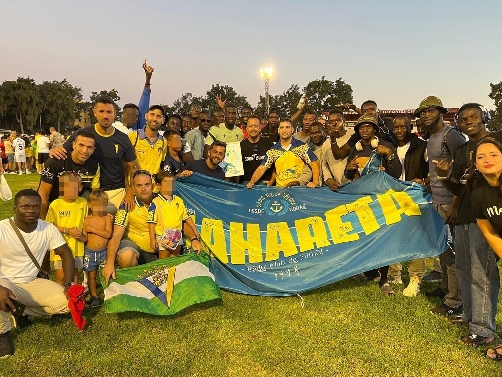 CEAR Andalucia (@cear_andalucia) on Twitter photo 💛💙 Más allá del marcador, el verdadero juego se gana con valores.
🏆 <a href="/MoussaDiakite0/">Moussa Diakite⚽️❤️</a> recibe el premio “Cádiz no da tregua” de la peña <a href="/maharetas/">𝗠𝗔𝗛𝗔𝗥𝗘𝗧𝗔 ⚓️</a> acompañado de personas refugiadas acogidas en #Cádiz.
⚽✊🏾 Un reconocimiento al sentido de la justicia y al sentimiento cadista. 💛💙 Más allá del marcador, el verdadero juego se gana con valores.
🏆 <a href="/MoussaDiakite0/">Moussa Diakite⚽️❤️</a> recibe el premio “Cádiz no da tregua” de la peña <a href="/maharetas/">𝗠𝗔𝗛𝗔𝗥𝗘𝗧𝗔 ⚓️</a> acompañado de personas refugiadas acogidas en #Cádiz.
⚽✊🏾 Un reconocimiento al sentido de la justicia y al sentimiento cadista.