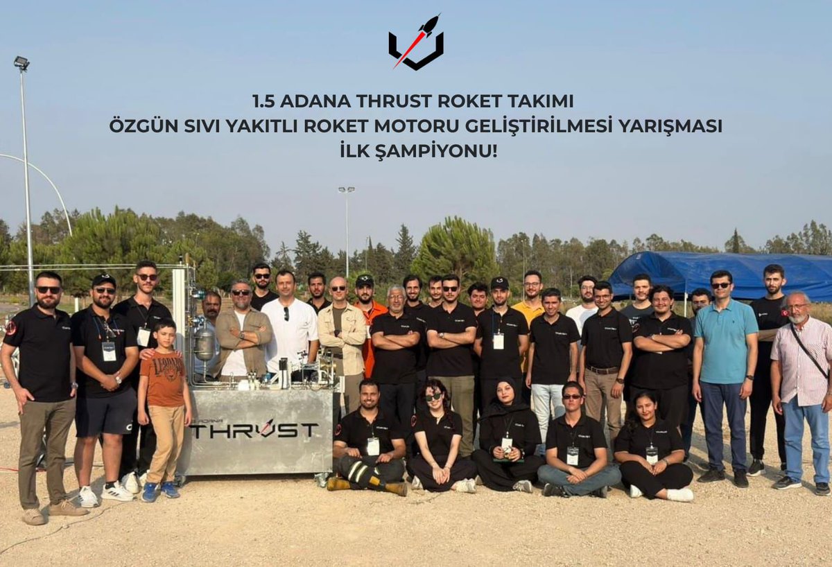 cukurovaedutr's tweet photo. 🚀 Türkiye’nin İlk ve Tek Şampiyonu Çukurova Üniversitesi 1.5 Adana Thrust Roket Takımı! 🇹🇷🔥
Çukurova Üniversitesi 1.5 Adana Thrust Roket Takımı, TEKNOFEST kapsamında Roketsan tarafından ilk kez düzenlenen B3 Kategorisi Sıvı Yakıtlı Roket Motoru Yarışmasında Türkiye birincisi oldu! 🏆
Üniversitemiz, öğrencilerimizin geliştirdiği motorla birlikte Türkiye’de sıvı yakıtlı roket motorunu başarıyla geliştiren ve ateşleyen ilk üniversite unvanını elde etti.
Bu tarihi başarı; iki yıl süren yoğun mühendislik çalışmasının, sabrın, azmin ve güçlü takım ruhunun en gurur verici karşılığı. 💪✨
1.5 Adana Thrust Roket Takımı; Rektörümüz Prof. Dr. Hamit Emrah Beriş, Rektör Yardımcımız Prof. Dr. Hüseyin Akıllı ve danışman hocaları Arş. Gör. Umutcan Olmuş olmak üzere emeği geçen tüm hocalara, sponsorlarımıza ve kendilerine inanan herkese teşekkür etti. 
Şimdi sıra bu ulusal başarıyı uluslararası düzeleme taşımakta… 
#ÇukurovaÜniversitesi #TEKNOFEST #RoketTakımı #AdanaThrust #TürkiyeYüzyılı