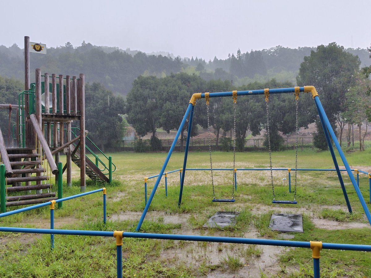 明らかに夕立ちが来る雰囲気なのに
屋根の下に自転車移動したのみで
遠雷すら気にせず遊び続ける少年たち

近くに落雷し、いよいよ大粒の雨が落ちてきてやっと散開、退散

イマドキの少年たちの夏休みはもう終わってるかもだけど

夕立ちで誰もいなくなった公園てのも
とっても8月末らしい姿なのかもね