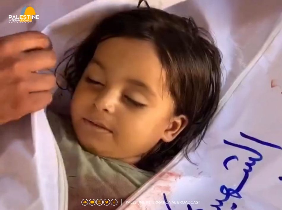 Der vierjährige Joory Lafi schlief mit seinem Vater in einem Zelt in Al-Mawasi. Israel bezeichnet diesen Ort als „sicher”.
In der vergangenen Nacht hat Israel diesen Ort in ein Grab verwandelt.