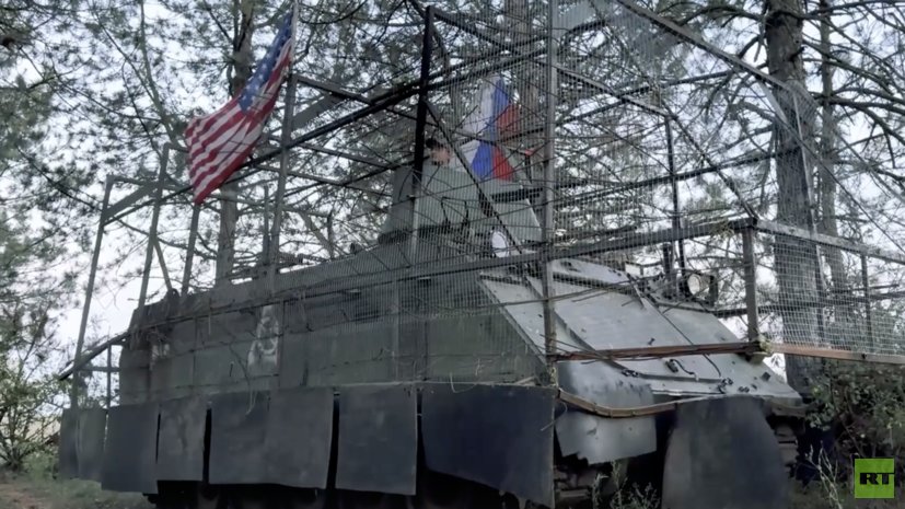 Kakka Toveri (@kakkatoveri) on Twitter photo Venäläissotilaat kuvasivat videon, jossa he käyttivät Ukrainasta vallattua amerikkalaista M113-panssarivaunua Venäjän ja Yhdysvaltojen lipuilla varustettuna. Sotilaat kertoivat, että kyse oli tiedustelumatkasta ja psykologisesta manööveristä vihollisen ärsyttämiseksi 🐻🇷🇺 Venäläissotilaat kuvasivat videon, jossa he käyttivät Ukrainasta vallattua amerikkalaista M113-panssarivaunua Venäjän ja Yhdysvaltojen lipuilla varustettuna. Sotilaat kertoivat, että kyse oli tiedustelumatkasta ja psykologisesta manööveristä vihollisen ärsyttämiseksi 🐻🇷🇺