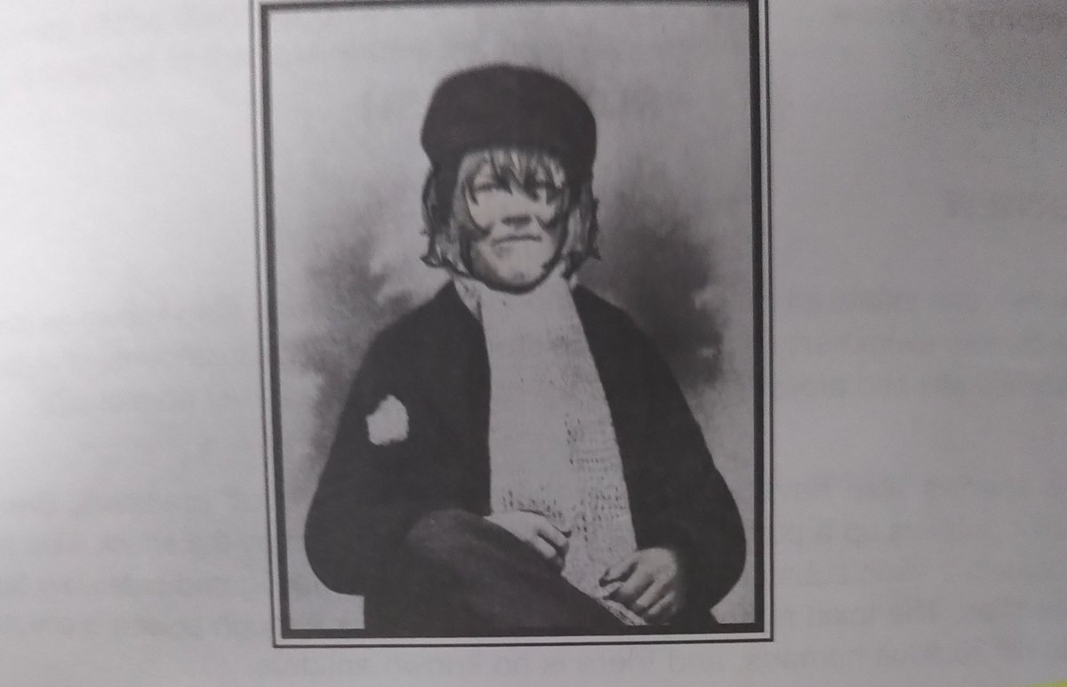 DAkoryu23's tweet photo. Cosas que encontré en mi antiguo libro de ingles 0-0 quackity,missa y los huevitos de qsmp xd https://t.co/diUztUKltm