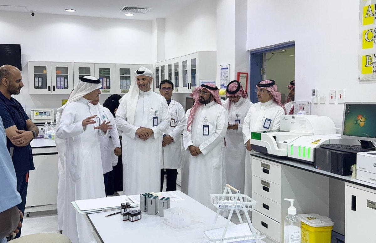 J1_Cluster's tweet photo. في إطار جولاته التفقدية لمنشآت #تجمع_جدة_الصحي_الأول_J1، قام الرئيس التنفيذي د. عمرو بن محمد الحبشي يرافقه قيادات من التجمع بزيارة للمختبر الإقليمي وبنك الدم بجدة، حيث اطلعوا على سير العمل، وأشاد الرئيس التنفيذي بما حققه المختبر الإقليمي خلال أكثر من 50 عامًا من العطاء والإنجازات وحصول المختبر على الاعتمادات المحلية والعالمية (سباهي، الجمعية الأمريكية للأمراض، ISO من المركز السعودي للاعتماد) وذلك بفضل الله ثم بدعم ولاة الأمر حفظهم الله. مما أسهم في الارتقاء بالخدمات المخبرية وتعزيز جودة الرعاية الصحية.
#رعاية_بإتقان