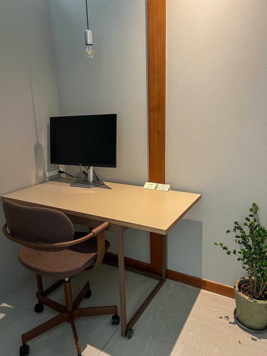 お部屋に天然温泉の露天風呂、木々と海の景色。コワーキングスペースも普通に心地よく働ける。SANU伊豆1stはやさしい楽園だ……。 #SANU