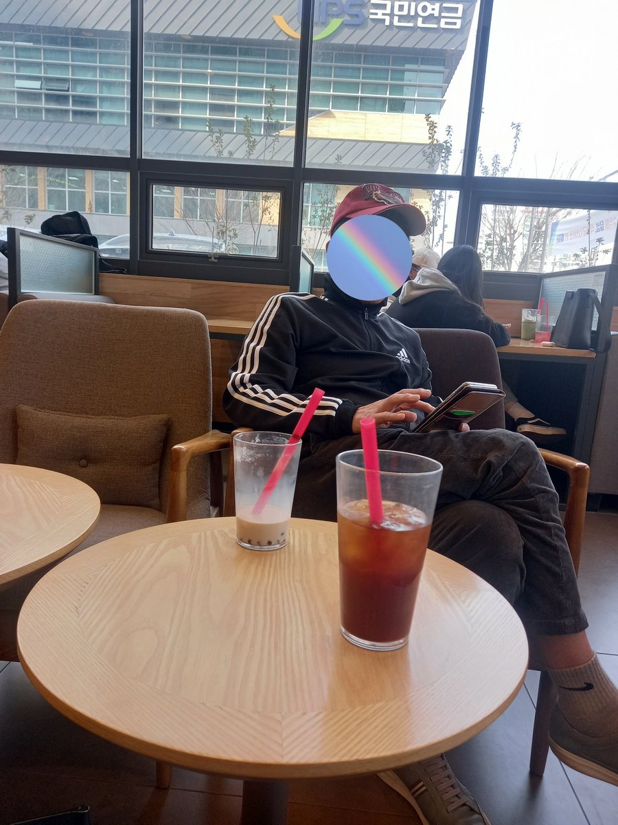 싱글맘이 14세일때 임신시킨 
58세인 놈ᆢ

죽일놈이지만 뉴스로 크게 보
도되지 않으면 형사처벌될 가
능성이 희박하고ᆢ

현행법으로는 양육비를 지급
하게 하는것도 쉽지않다

이런분들이 나서는것 이외에
는 해결책이 없는 실정이다
