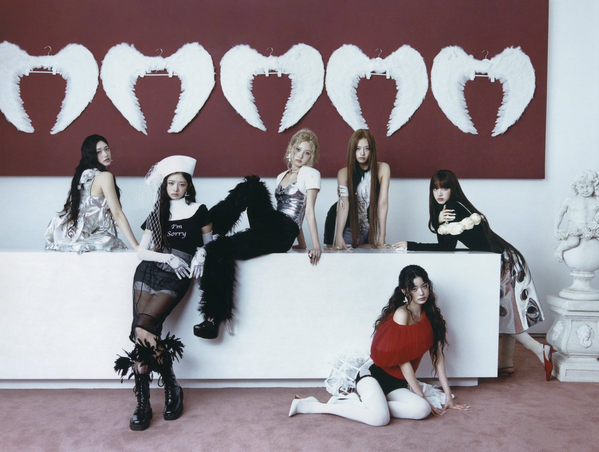 In crimson walls and ivory seats, six cupids mirror each other’s hush. (+ <a href="/Leesmeo/">iseo!</a>)