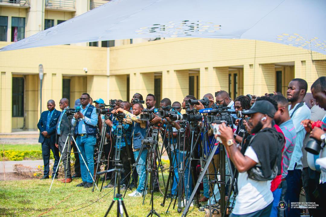 Tripartite RDC-Rwanda-HCR : le retour des déplacés internes au cœur des échanges entre le VPM Shabani et Filipo Grandi

Le Vice-Premier Ministre Ministre de l'Intérieur, Sécurité, Décentralisation et Affaires Coutumières SHABANI LUKOO accompagné de la Ministre d'Etat en charge