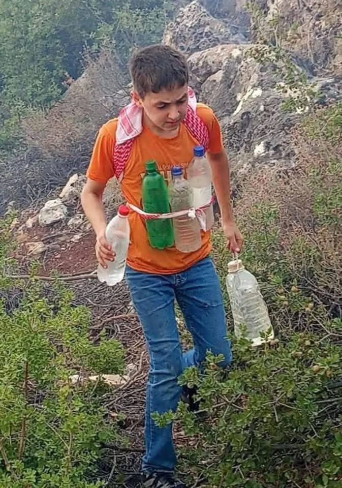 🔴 الطفل على اليمين: طفل علوي من جبال الساحل الشامخة، يضع حول خصره حزامًا يثبت فيه زجاجات المياه النقية التي يحتاجها لإطفاء نار الجبال التي أشعلها أهل الطفل الذي على اليسار…

أما الطفل على اليسار: فقد تربى منذ نعومة أظفاره على القتل، لكل من يخالفه في الدين أو الرأي أو العقيدة.