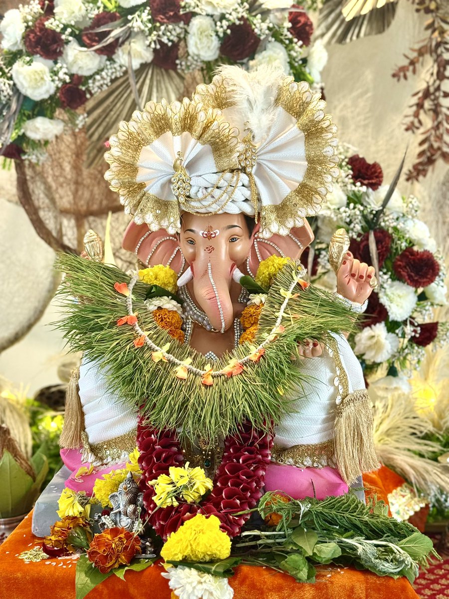 आपणा सर्वांच्या आयुष्यात 

सुख,
शांति,
समाधान, 
आनंद आणि 
सौख्य नांदू दे… 

गणपती बाप्पा मोरया 🙏

#GaneshChaturthi #GanpatiBappa