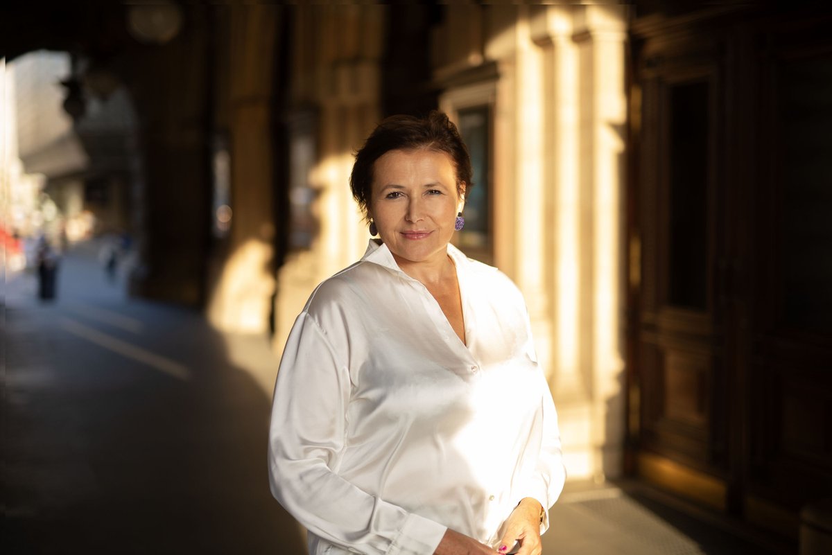 V obcích, kde funguje víc škol, má nově platit minimální hranice 180 žáků. Menší školy se budou slučovat – často spojením základní a mateřské školy nebo více mateřských škol dohromady. Údajně kvůli „efektivitě“.

Jenže efektivita na papíře není totéž co život v obcích. Pro rodiče