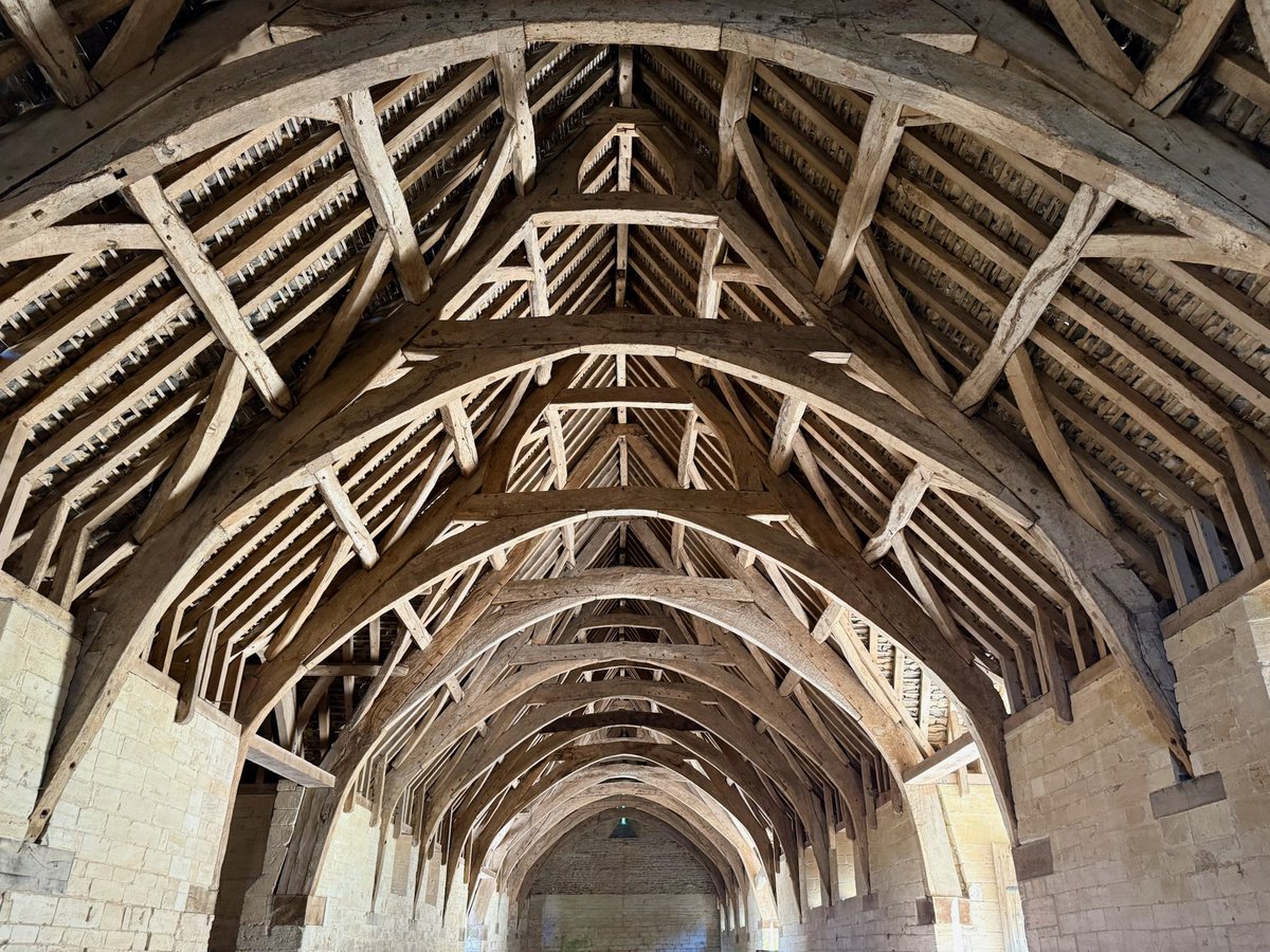KPW1453's tweet image. The wonderful timber roof of the Tithe Barn at Bradford on Avon in West Wiltshire. Dating to around 1340, the barn was built to serve  Barton Grange, a manor farm which belonged to the nuns of Shaftesbury Abbey. 📸 My own. #Woodensday #TitheBarn #BradfordOnAvon #Wiltshire