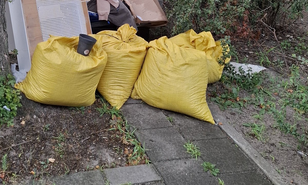 duveltje's tweet photo. 2.Het wil nogal wat zeggen ,wethouder schijnbaar denderend slaapt #leefomgeving 
En hoogstwaarschijnlijk binnenkort uitbrengt
Alles rustig #DenBosch zuid 
Tijd om fiets van slot te halen en roze bril afzetten zwerfafval ,achtervolging,junks
De korte nachten #Gestelsebuurt #zuid https://t.co/d5Bhx1mXHQ