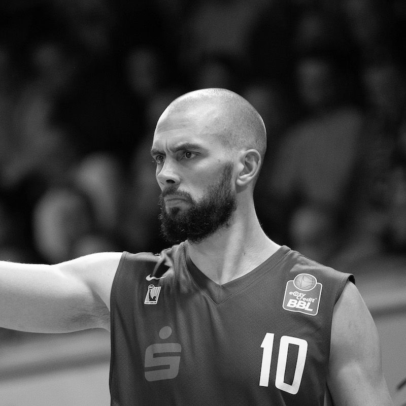 💜🖤

Heute vor zwei Jahren ist unser ehemaliger Spieler Dennis Kramer durch einen Verkehrsunfall viel zu früh aus dem Leben gerissen worden. Wir vermissen sein Lachen, seine Herzlichkeit und erinnern uns an all die schönen Momente, die wir mit ihm teilen durften. 

💜🖤