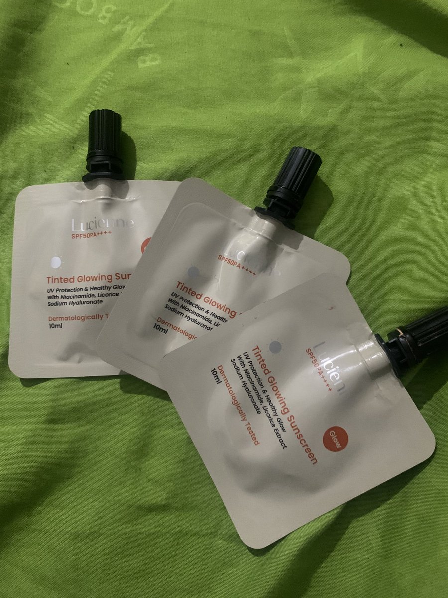 crushnyareece's tweet image. 🌞✨ Sunscreen Lucienne bukan sekadar sunscreen biasa. Bayangin produk yang bisa melindungi, kasih natural coverage, sekaligus bikin kulit glowing alami tanpa rasa berat. Yes, ini jawabannya. 👇🧵