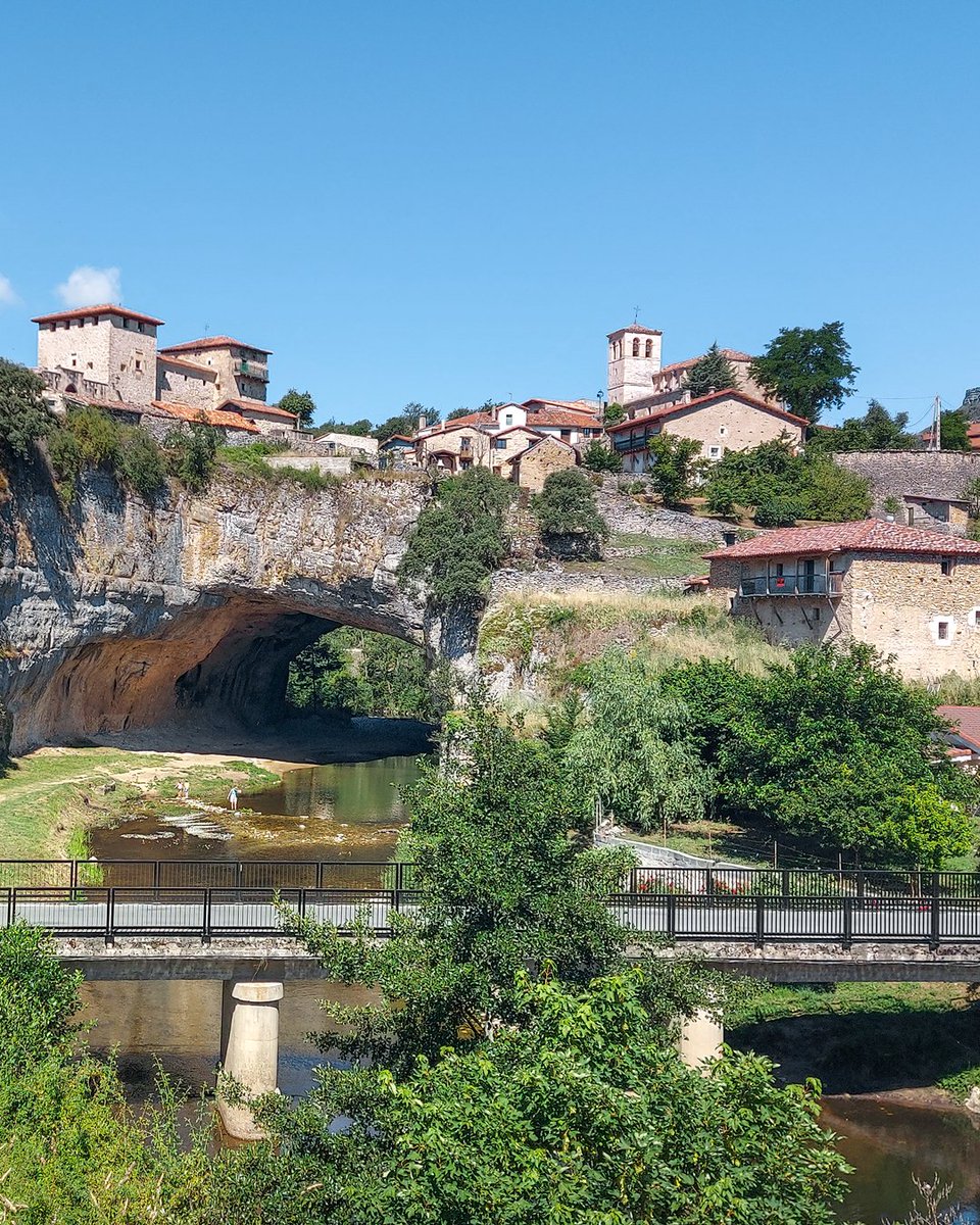 📍 Puentedey (Burgos)

👉¿Sabías que debe su nombre a un puente natural de piedra que parece esculpido por gigantes, y de ahí viene su nombre: “Ponte Dei”, es decir, “Puente de Dios”? 

Este arco formado por la erosión del río Nela, de unos 15 metros de altura, es uno de los