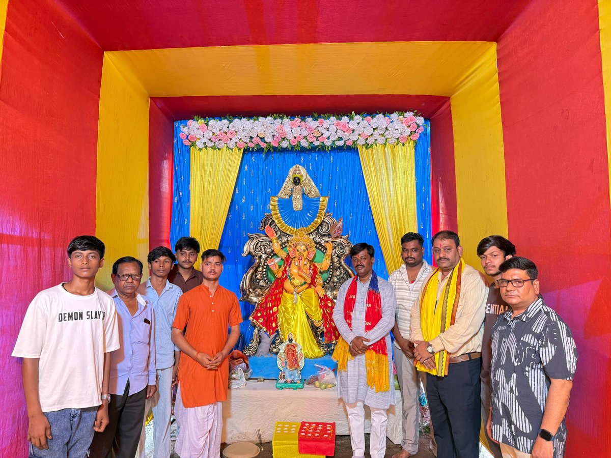 गणेश चतुर्थी का पर्व भगवान गणेश के आगमन का प्रतीक है, जो सभी बाधाओं को दूर करने वाले माने जाते हैं। जमशेदपुर शहर में हर तरफ खुशी और उत्साह का माहौल है।

आज प्रातः "द क्लब ऑफ रजक रॉकर्स" हरिजन स्कूल मैदान भालूबासा के पंडाल का उद्घाटन किए और भगवान गणेश के पूजा में सम्मिलित हुए।