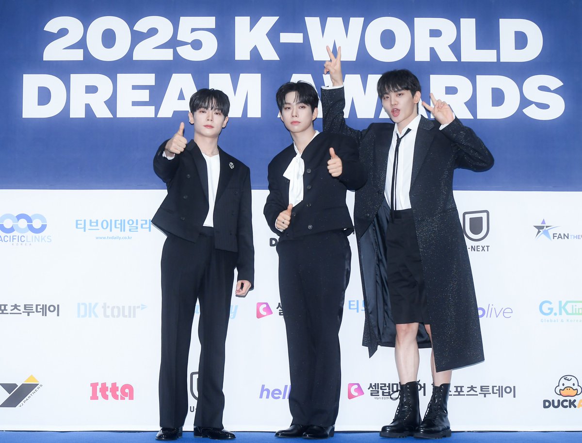 K-WORLD DREAM AWARDS tweet media