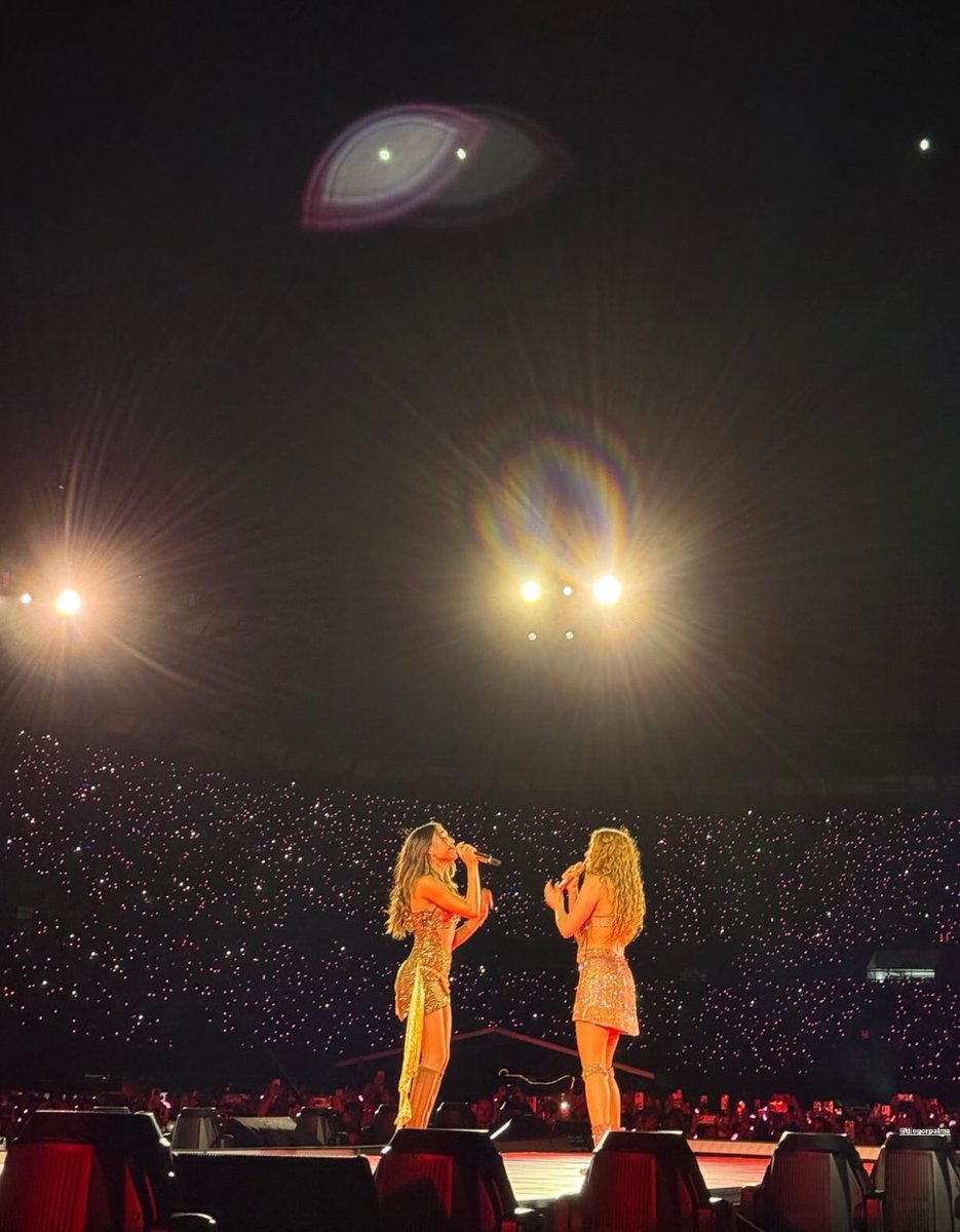 Dios mío el poder que transmite esta foto ! <a href="/shakira/">Shakira</a> <a href="/dannajustdanna/">Danna</a>