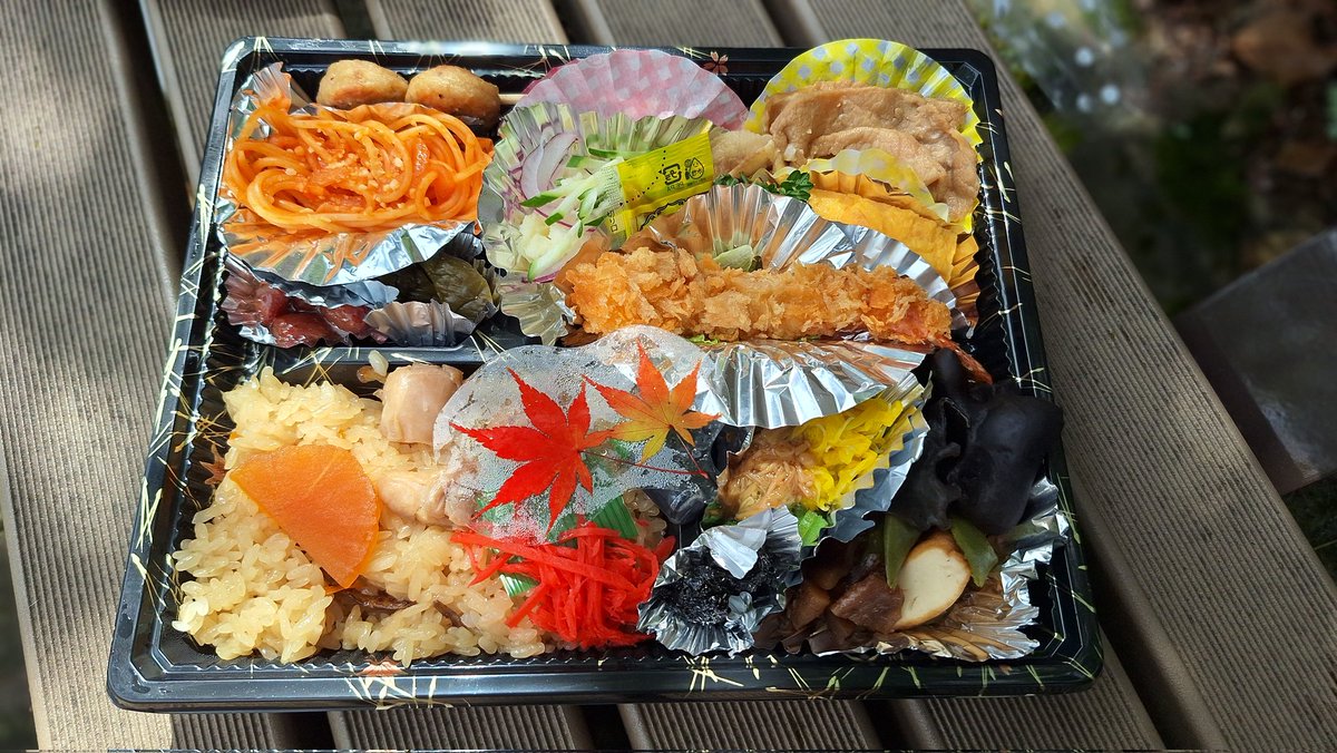 十和田南駅にある渋谷弁当部さんに予算1000円で茶飯でと頼んだらこんな豪華なお弁当が。
見た目もう駅弁ではないが価格破壊だ。