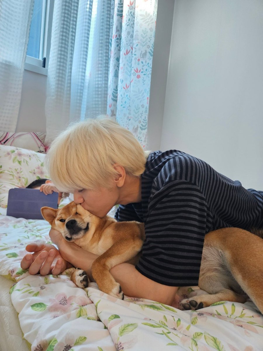 PAI DE MENINO E PAI DE PET!! o soobin postou fotos com os sobrinhos e com esse doguinho e disse que ele é o novo membro da família 💗