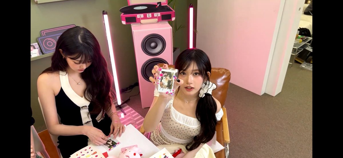 #베리즈 #베리즈라이브_IVE

컴백 전에 아이브 베리즈 라이브를 보면서 한층 더 기대감을 고조시킬 수 있었어요💗 인형즈가 꾸민 폴라로이드 너무 귀엽고 깜찍해서 꼭 손에 넣고 싶어요🥰 누가 인형인지 고를 수 없는 아이브 언니들의 베리즈 라이브 다시 한 번 시청해도 재밌어요🪽