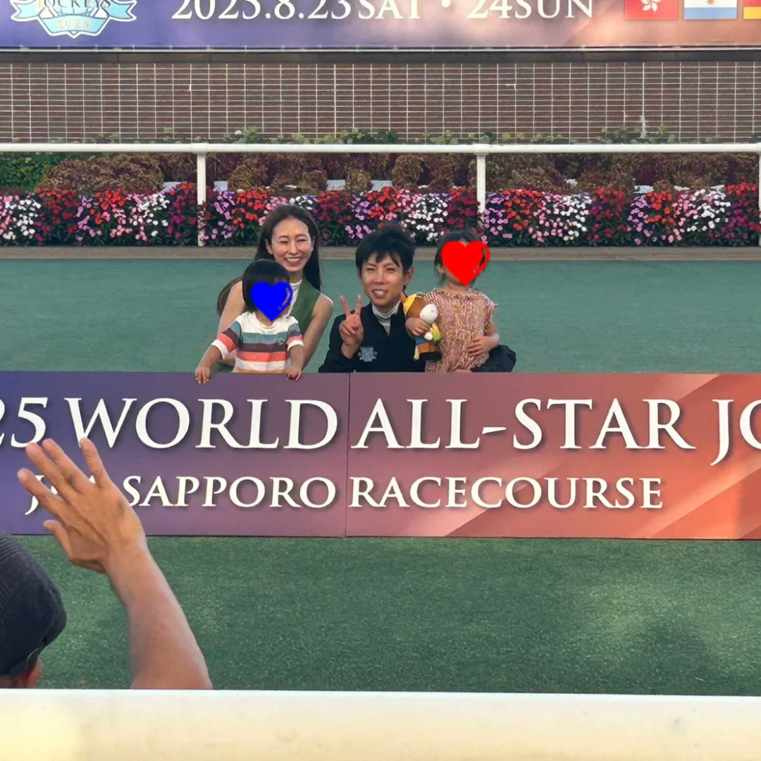 sora2007yt's tweet image. WASJ現地写真、お友達から頂きました❗
中々現地行けないので嬉しかったです🎵🤗
友一くんファミリー👨‍👩‍👧‍👦♥️♥️♥️
ありがとうございます😆💕✨

#wasj 
#北村友一騎手 
#北村友一ジョッキー 
#北村騎手
#北村ジョッキー
#札幌競馬場