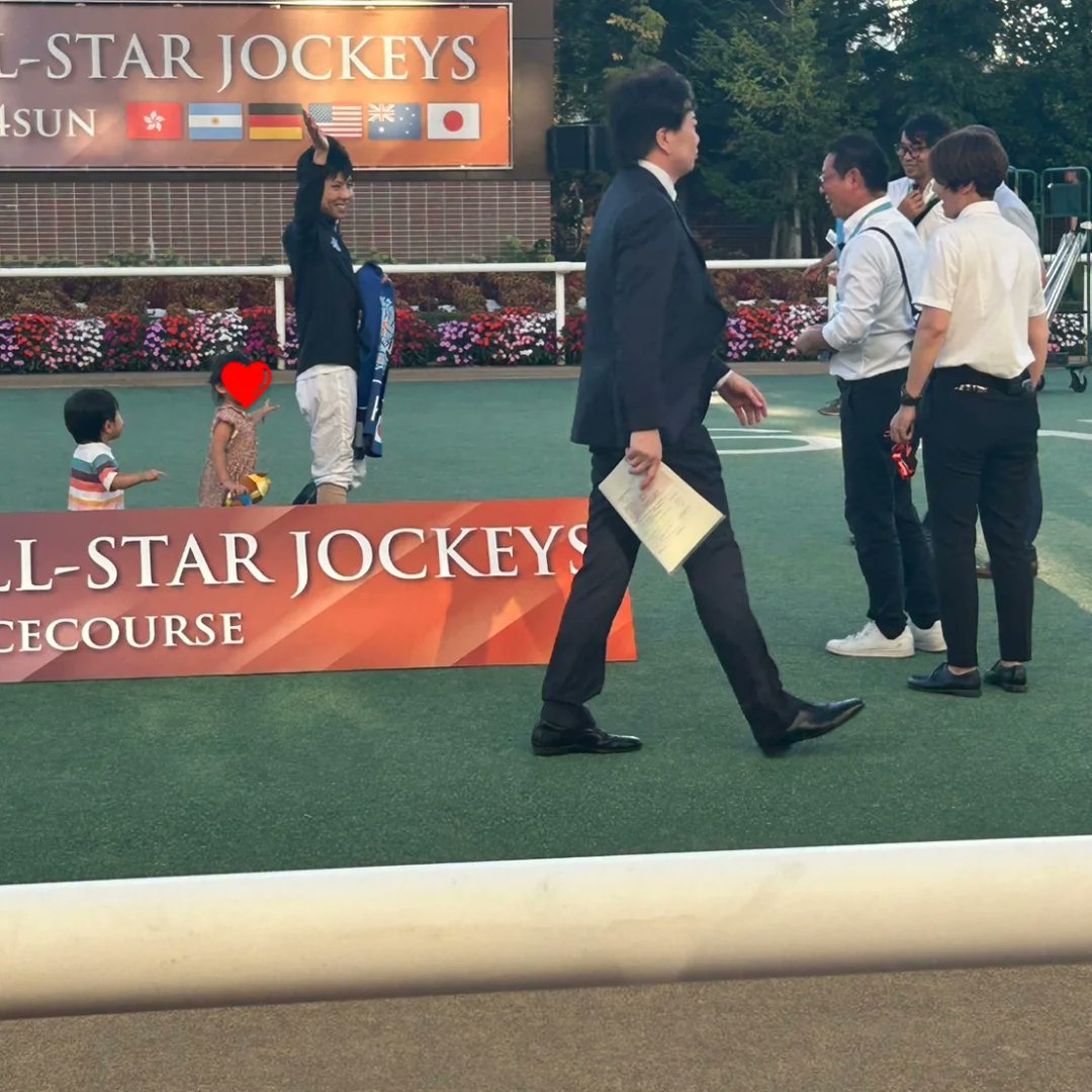 sora2007yt's tweet image. WASJ現地写真、お友達から頂きました❗
中々現地行けないので嬉しかったです🎵🤗
友一くんファミリー👨‍👩‍👧‍👦♥️♥️♥️
ありがとうございます😆💕✨

#wasj 
#北村友一騎手 
#北村友一ジョッキー 
#北村騎手
#北村ジョッキー
#札幌競馬場