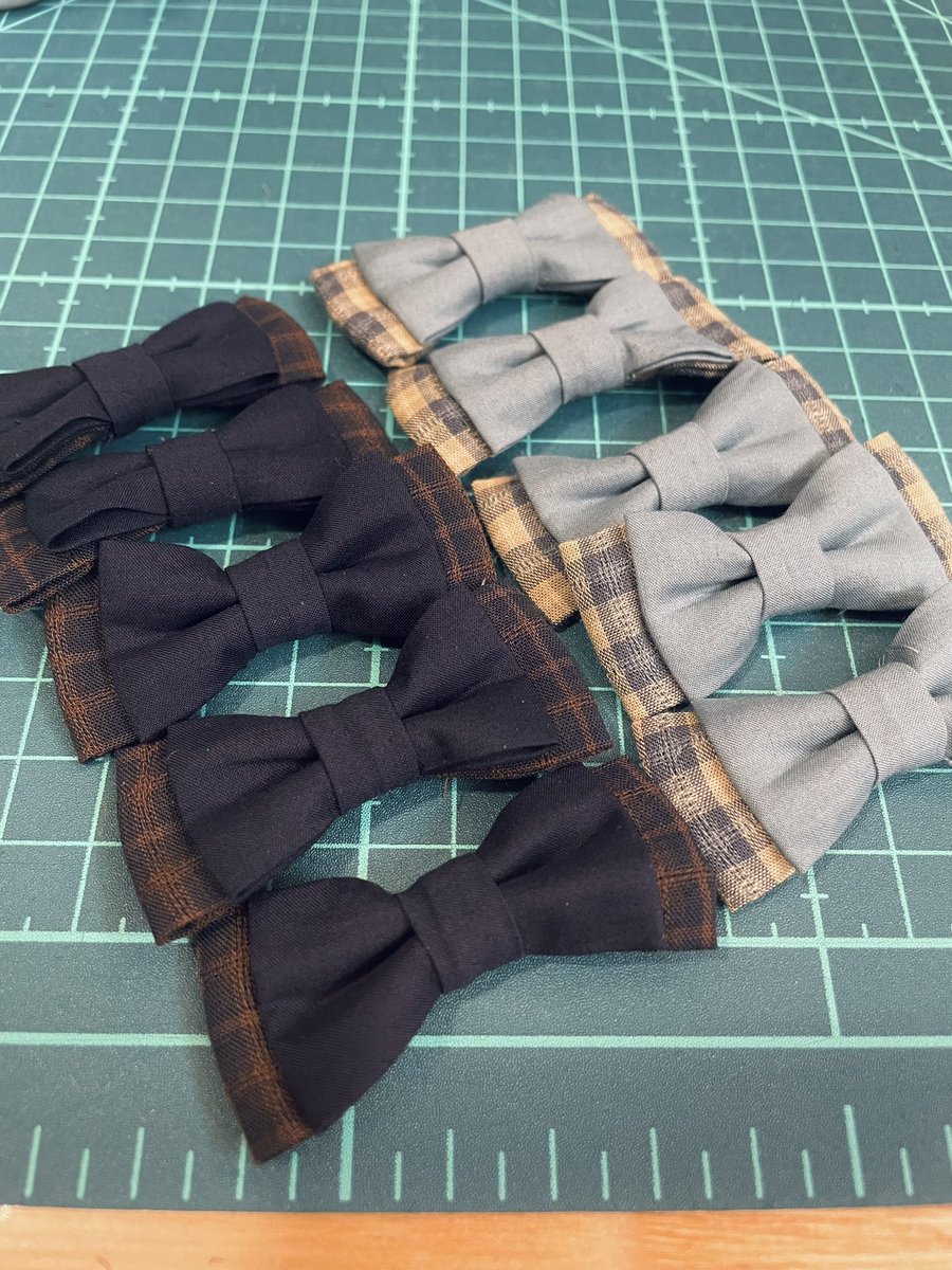 チェックワンピース用のリボンをちくちく🪡