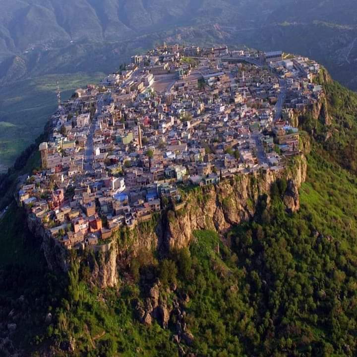 Carna jî Ta hevok li ser rû pela min
Biyanî dimîne 

Amedyê