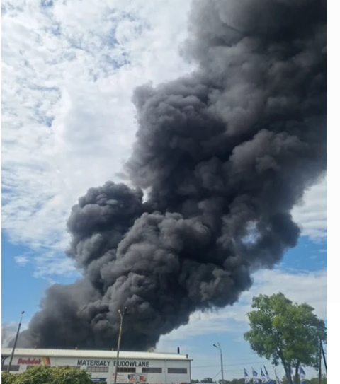 Dziś...
Z lewej pożar hali koło Szczecina, z prawej hali koło Tarnowa. A żeby nie było zbyt nudno, od kilkunastu godzin w całym kraju trwa awaria systemu obsługującego zgłoszenia do pogotowia ratunkowego pod numerem 999.