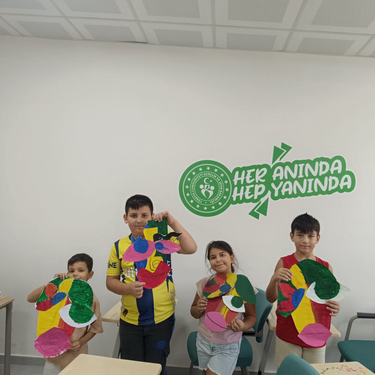 Koçarlı Gençlik Merkezimizde resim derslerimiz rengarenk bir şekilde devam ediyor 🖌️🎨🧑‍🎨
Aramıza katılmak isteyenleri bekliyoruz. 
#GSBGM #GSB
