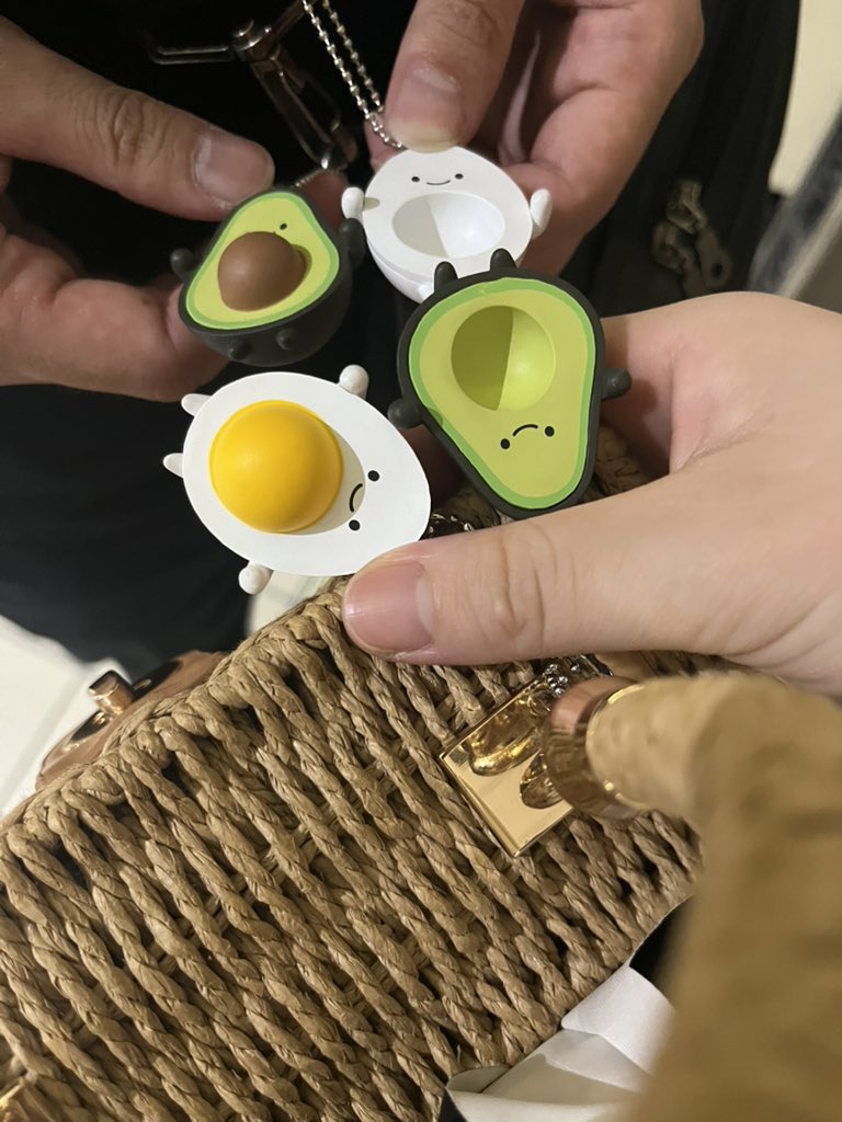 ｱﾊ!ｱﾊ!ｱﾊ!､!
2ヶ月くらい回したくて発売を心待ちにしていたガチャガチャ、見つけましたよぅ！！！
2回まわして欲しかった２つを出しましたよぅ！！！！
わけあいっこできるのが最高に素敵。
もっと2人で分けれる系出して欲しい。軽率に回すと思う。