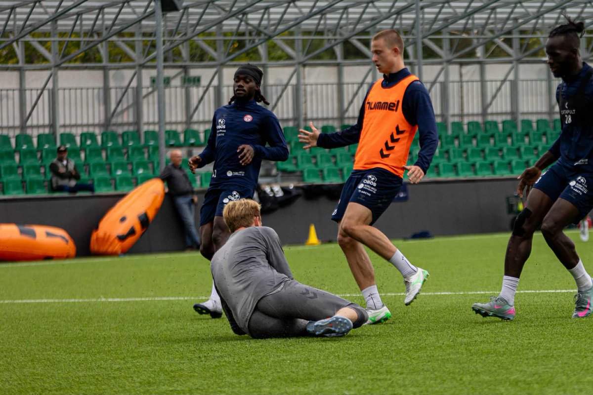 OppsalFotball's tweet image. Vår sisteskanse, Sebastian, har i dag trent med @KFUMOslo 🔹♦️⚪️

Vi takker for muligheten og for at han får muligheten igjen allerede senere i uken. Han hadde en fin økt, på et nytt nivå, med gode referanser. 

Deilig å ha et topplag i umiddelbar nærhet, som kan gi oss dette⚽️