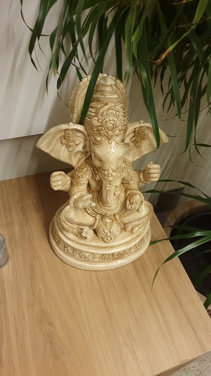 ibliindz's tweet photo. Na casa de uma parente prima enquanto estou em Drysilía e estava muito na dúvida sobre a religião da diva. Ela chegou hoje é mandou um: "Sou ecumênica" É isso mesmo. https://t.co/XYS0T3H01M