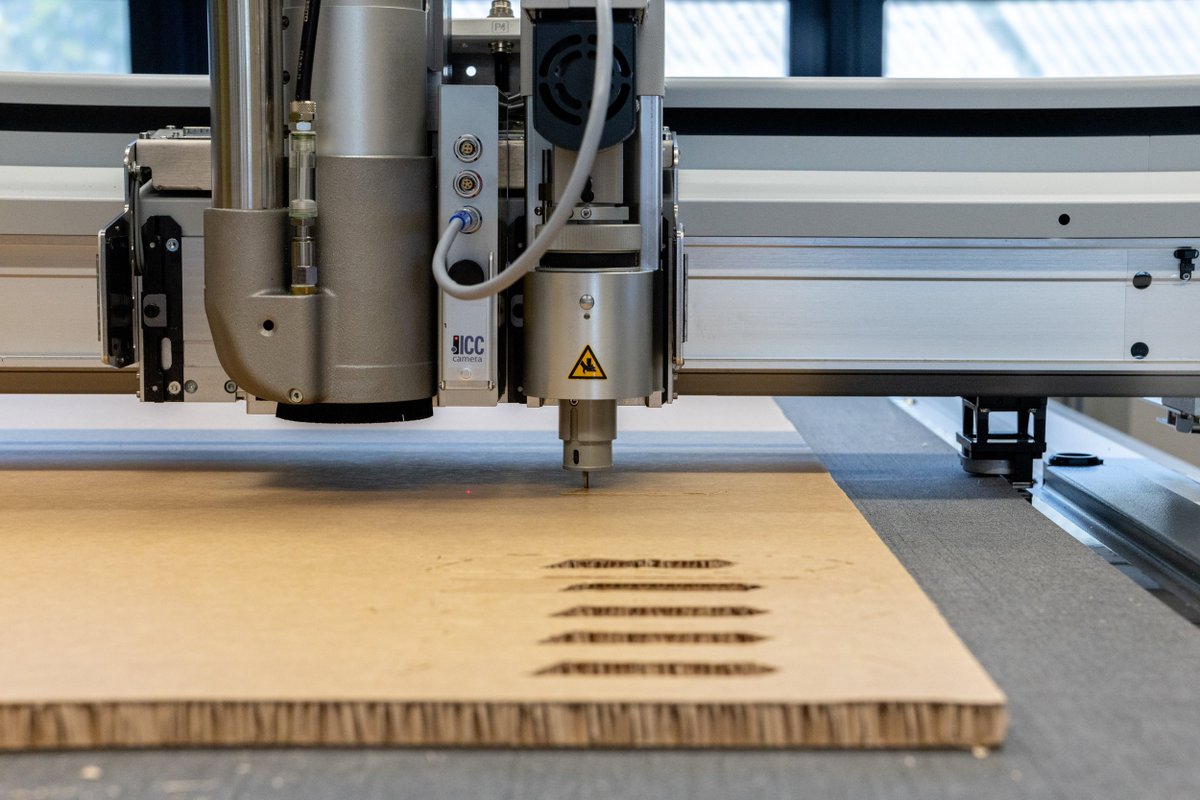 ZundCutter's tweet photo. Sample of the Month – August 📅
To ensure our Zünd pocket knife can be gifted in a custom-cut package, a reboard panel is cut on our #zundcutter. The combination of #cutting and #milling gives the #packaging its characteristic Zünd shape along with a notch for the knife. 🤩 https://t.co/d1TcbEpnVb