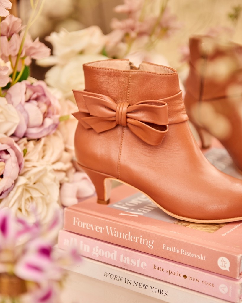 AntesMuertas's tweet photo. CAMEL LOVERS 👢🧡Descubrí nuestros diseños favoritos en color Camel. Además, conseguilos con 2X1 + 6 cuotas sin interés. 
❤‍ Shop https://t.co/pK0w3hReNZ⁠
⁠
#AntesMuertas #FW25 #Storyteller #CombatBoots #BootSeason #2X1 https://t.co/2Hjl4ZMbTK