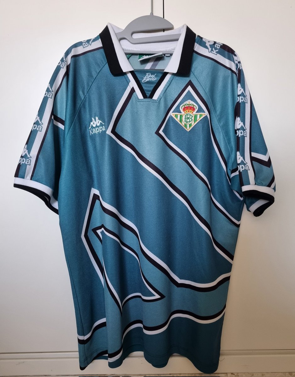 alakarcel's tweet photo. Otra más para la colección 💚😍 La camiseta de la primera equipacion de visitante que tuve de niño. Original por supuesto. Sueño cumplido. 💚 #Betis #Vintaje se estrena hoy ? Si no ? https://t.co/m3DydvfnKG