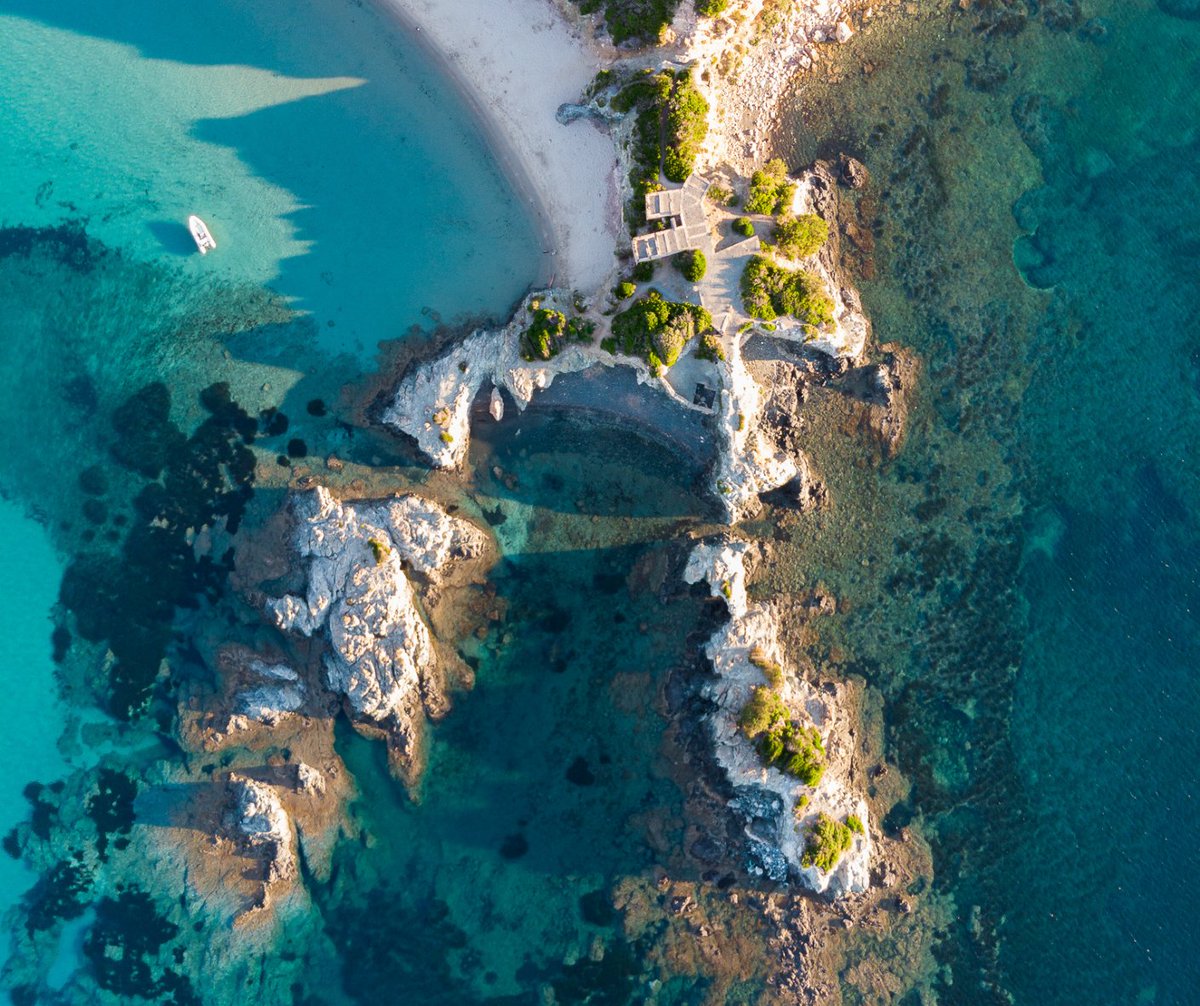 Un angolo di paradiso, visto dall'alto. ✨

La bellezza dell'Elba si nasconde in luoghi come Laconella: un'acqua cristallina che sfuma dal turchese al blu profondo e la natura che si fa arte.

📸 Photo by Daniele Fiaschi

#IsolaDElba #Laconella #SpiaggeItaliane  #AcquaCristallina