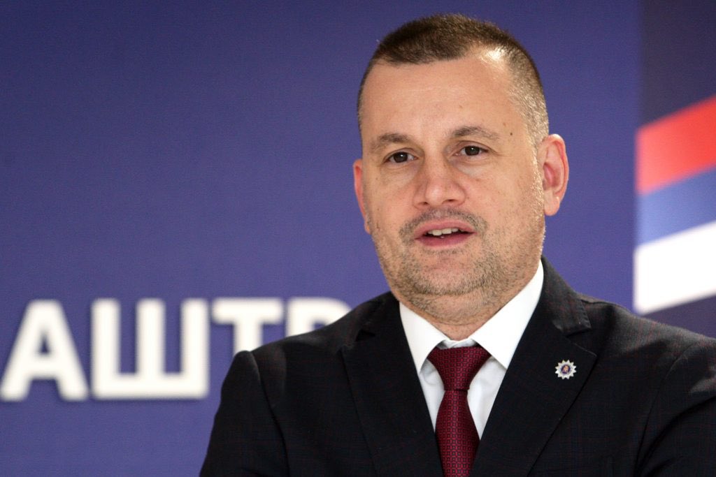 Ono što je Aleksandar Vučić na nivou države to je Nenad Stefanović na nivou tužilaštva. Za Stefanovića, koga u tužilastvu zovu "mali Vučić", važnije je razbijeno staklo na nekorišćenim prostorijama SNS-a na Paliluli od razbijene glave bilo kog demonstranta. Zbog razbijene glave